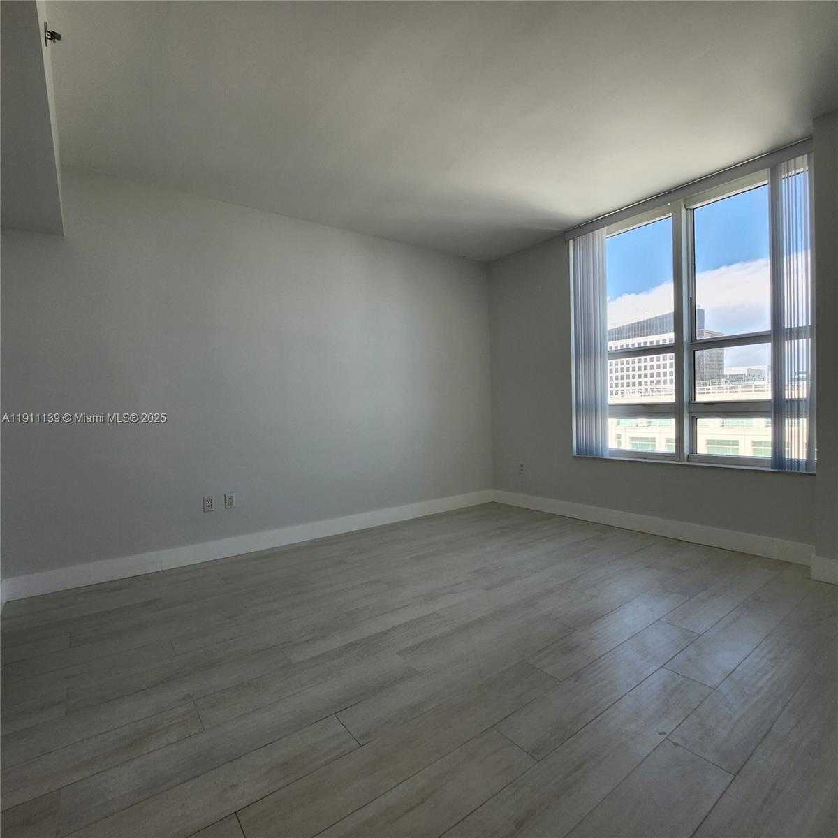 Small Image of 950 BRICKELL BAY DR #3702, Miami Number 12