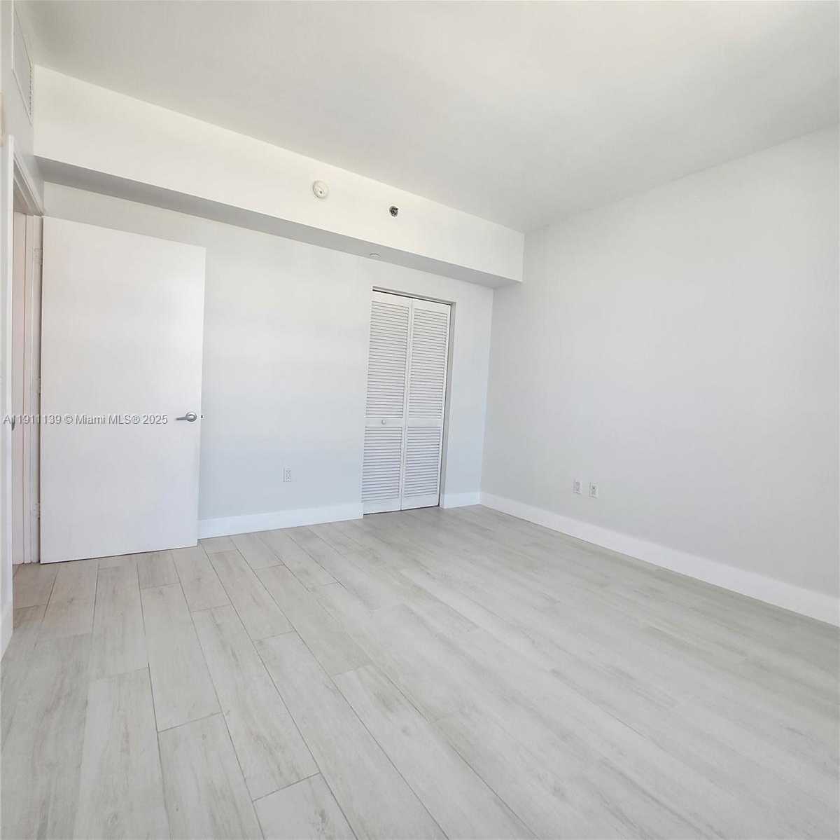 Small Image of 950 BRICKELL BAY DR #3702, Miami Number 13