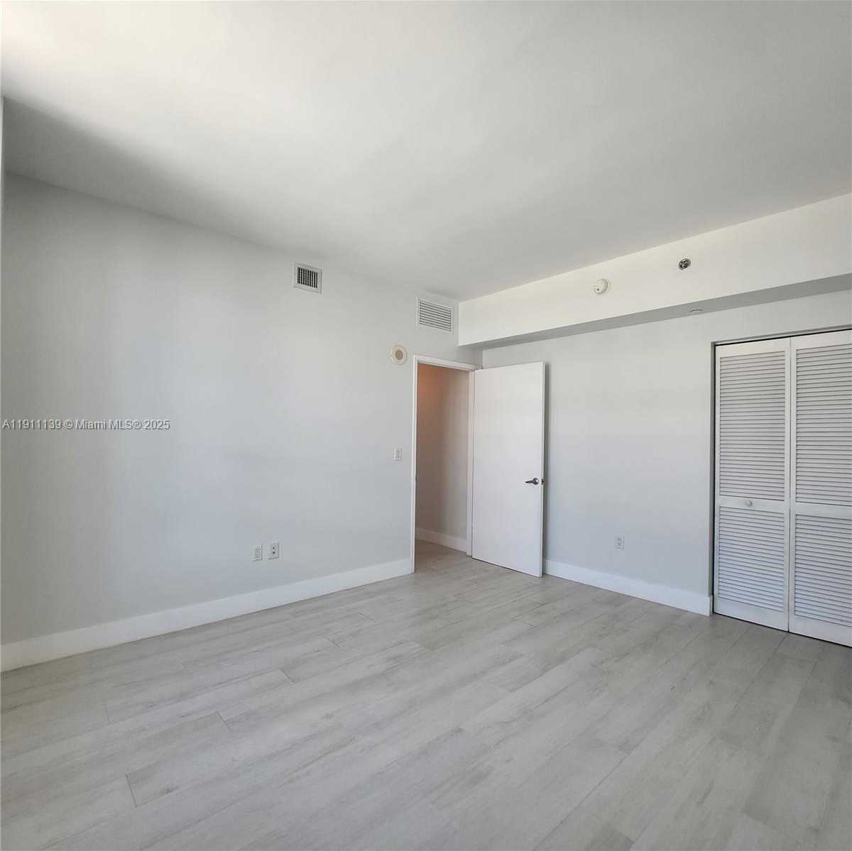 Small Image of 950 BRICKELL BAY DR #3702, Miami Number 14