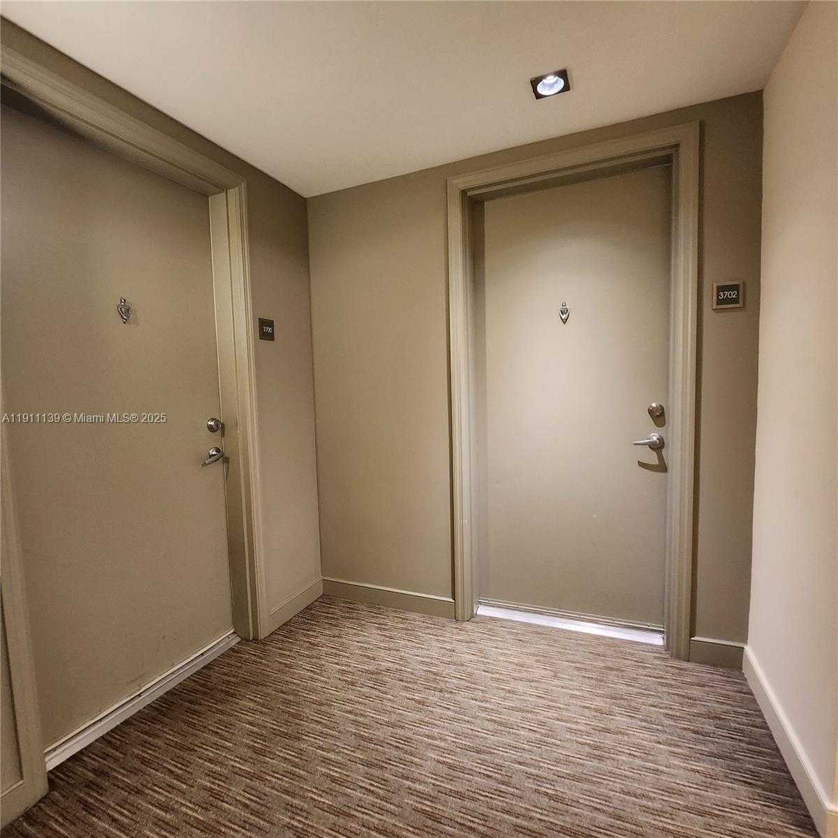 Small Image of 950 BRICKELL BAY DR #3702, Miami Number 18