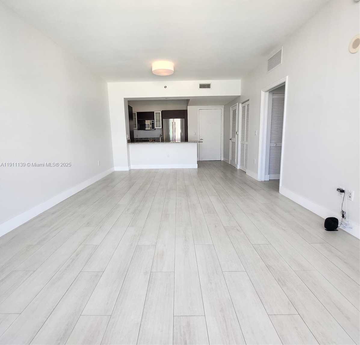 Small Image of 950 BRICKELL BAY DR #3702, Miami Number 6