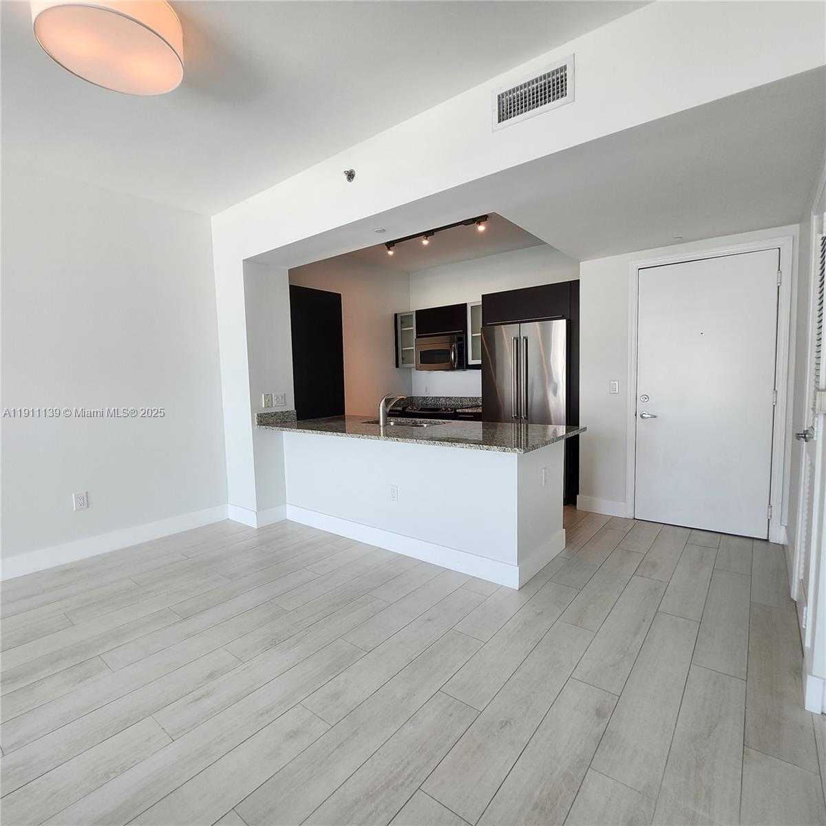 Small Image of 950 BRICKELL BAY DR #3702, Miami Number 7