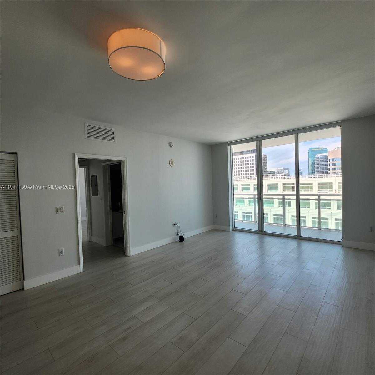 Small Image of 950 BRICKELL BAY DR #3702, Miami Number 8