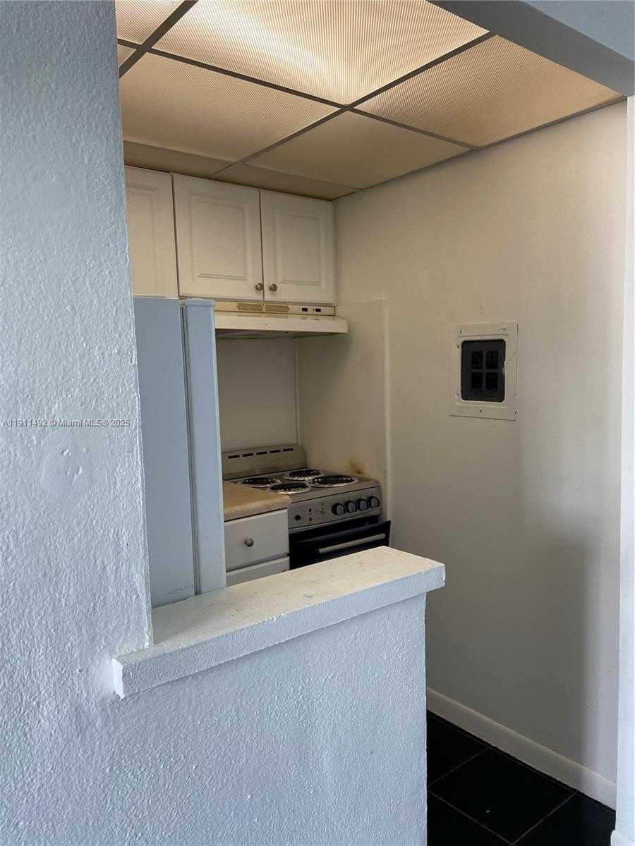 Small Image of 7904 WEST DR #204, North Bay Village Number 12