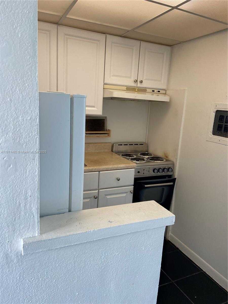 Small Image of 7904 WEST DR #204, North Bay Village Number 4