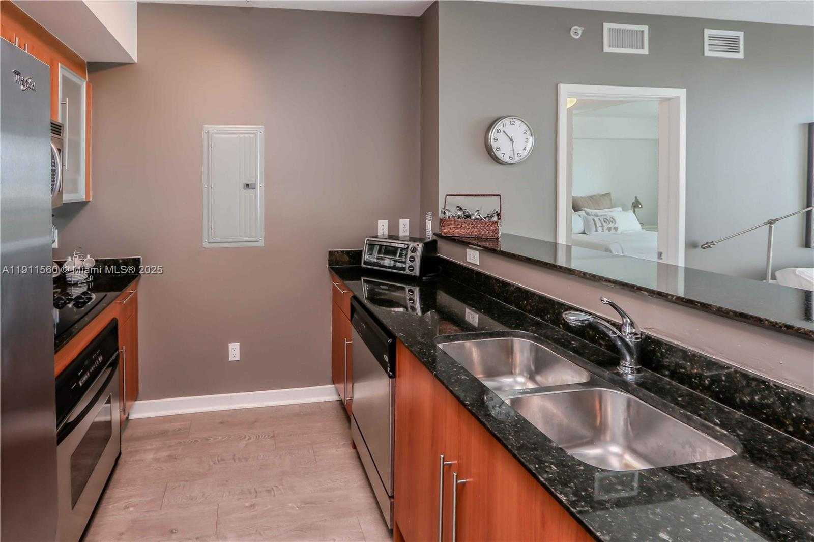 Small Image of 325 Biscayne Blvd, Miami, FL 33131, USA Number 13