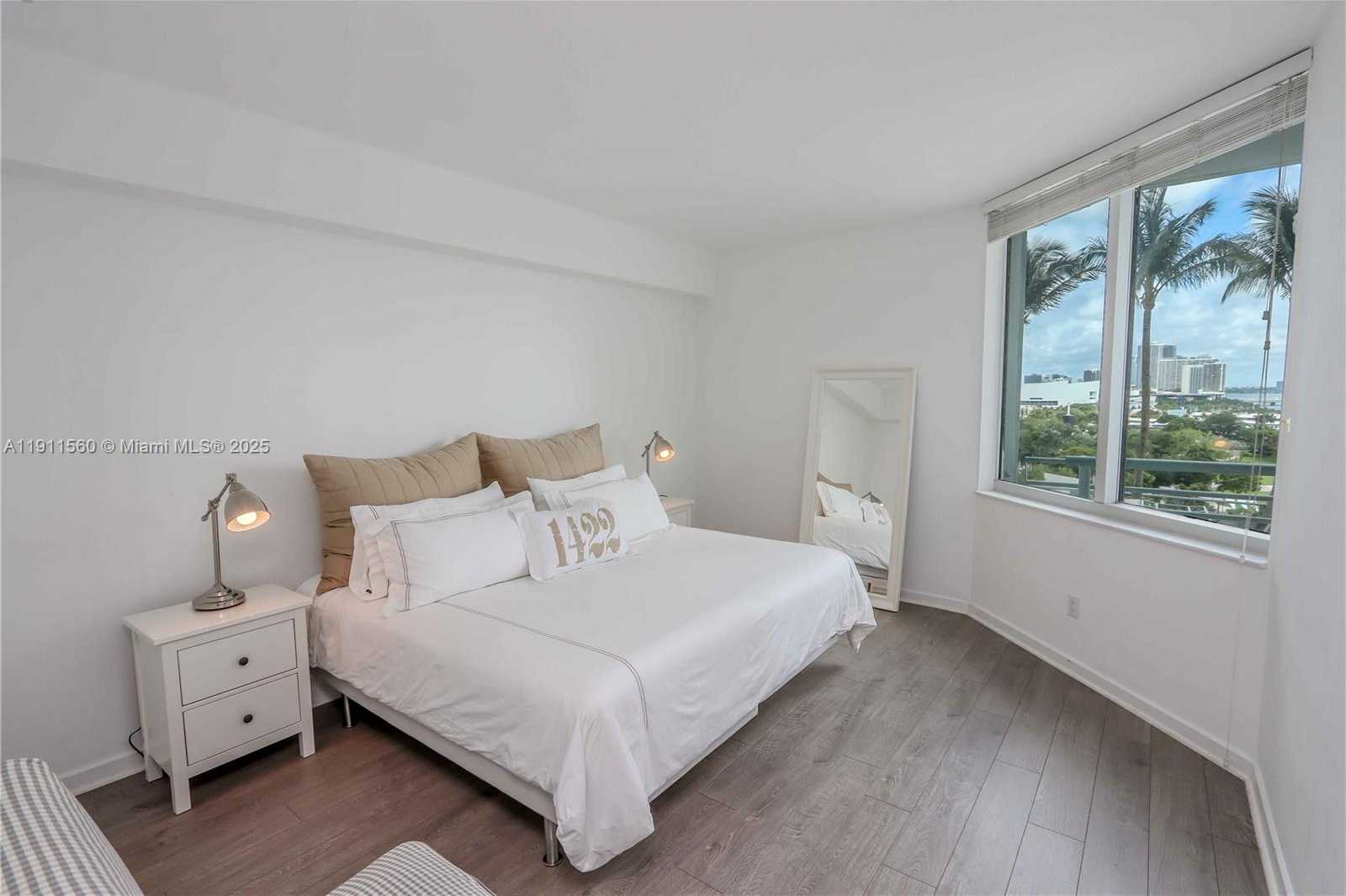 Small Image of 325 Biscayne Blvd, Miami, FL 33131, USA Number 17