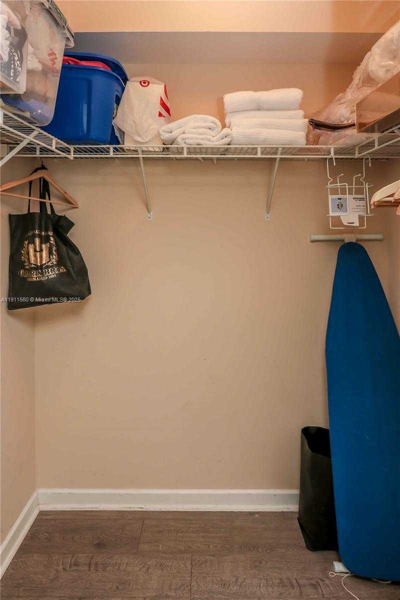 Small Image of 325 Biscayne Blvd, Miami, FL 33131, USA Number 20