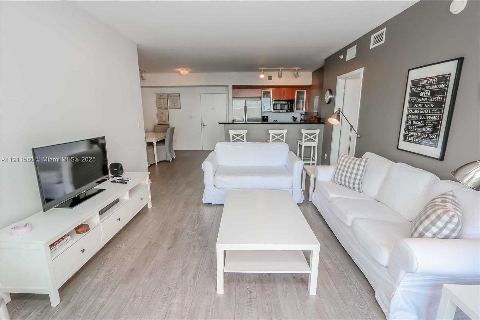 Small Image of 325 Biscayne Blvd, Miami, FL 33131, USA Number 6