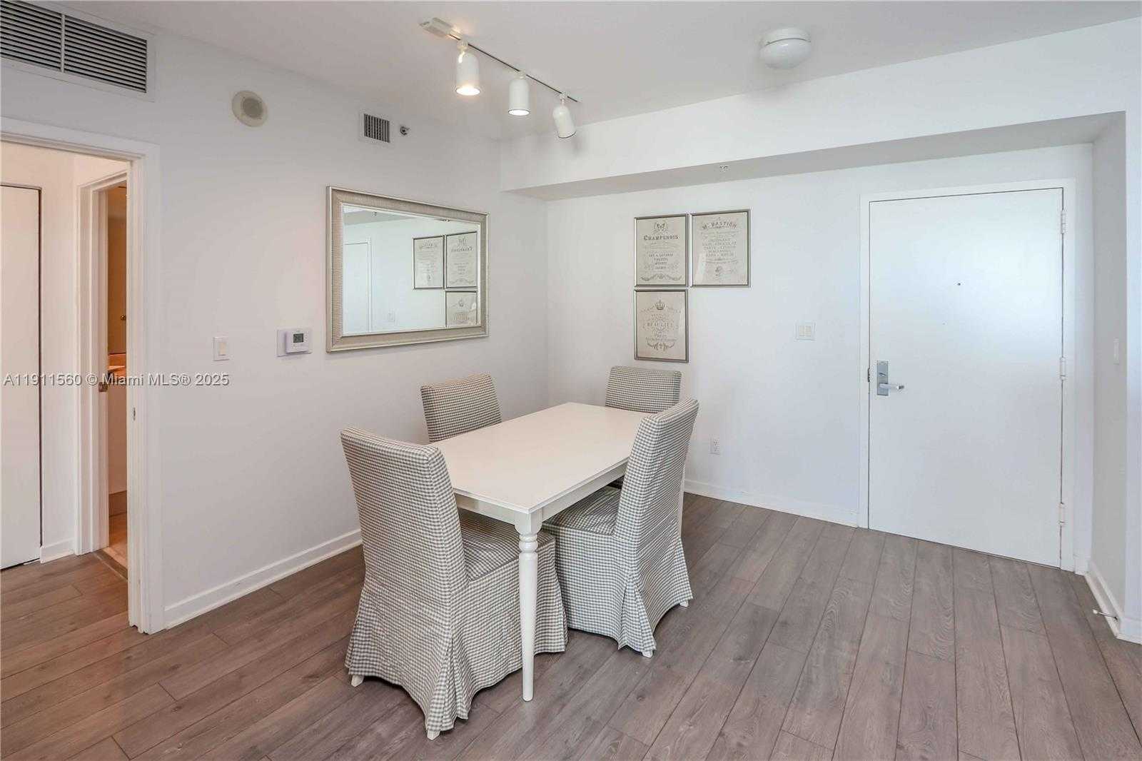 Small Image of 325 Biscayne Blvd, Miami, FL 33131, USA Number 8