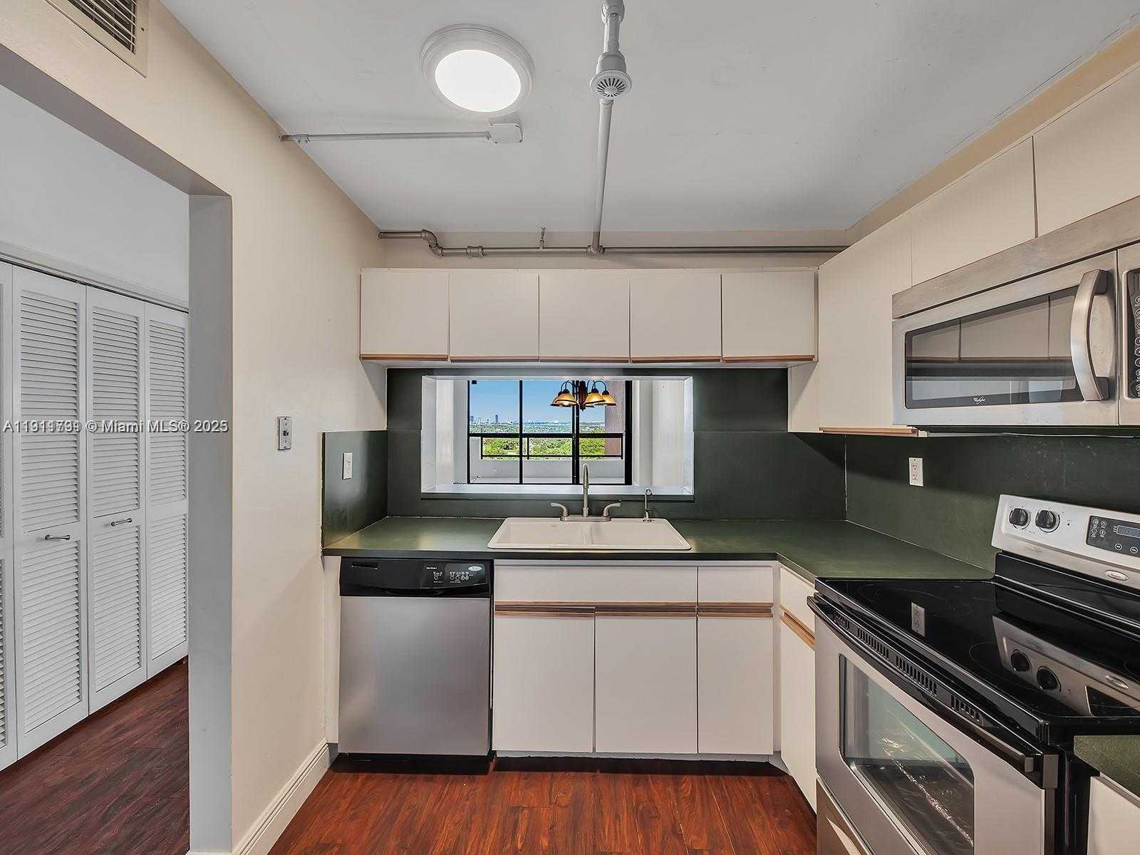 Small Image of 2555 COLLINS AVE #1604, Miami Beach Number 12