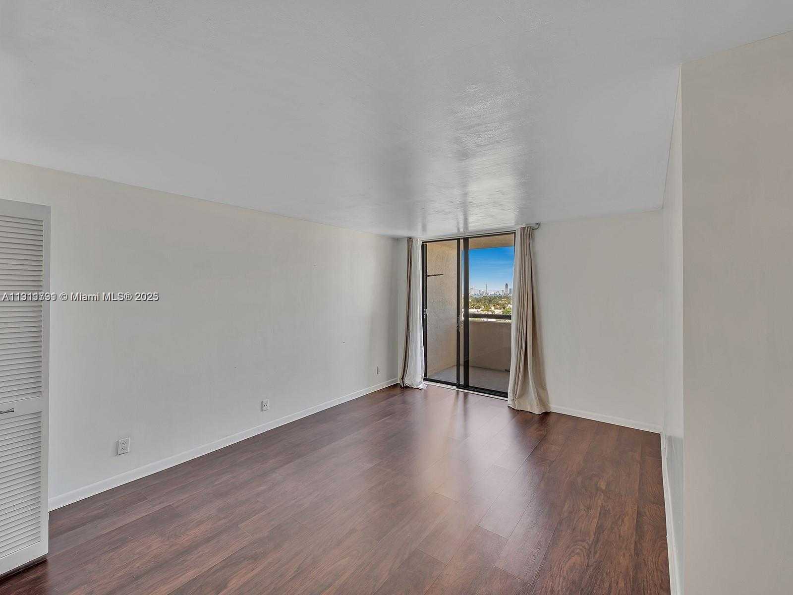 Small Image of 2555 COLLINS AVE #1604, Miami Beach Number 19