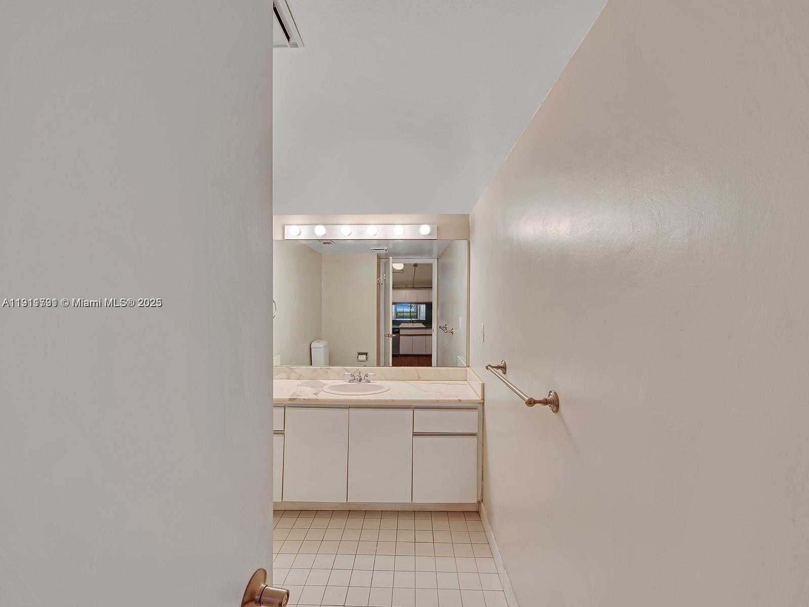 Small Image of 2555 COLLINS AVE #1604, Miami Beach Number 23