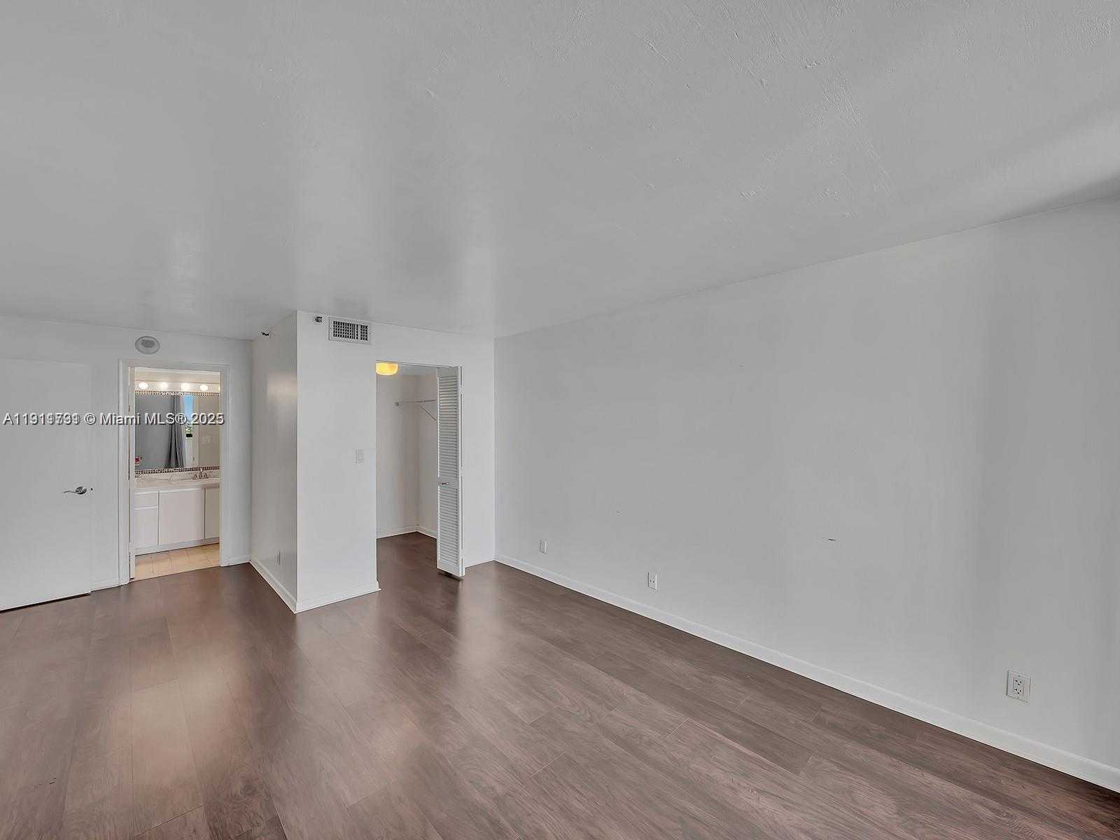 Small Image of 2555 COLLINS AVE #1604, Miami Beach Number 3