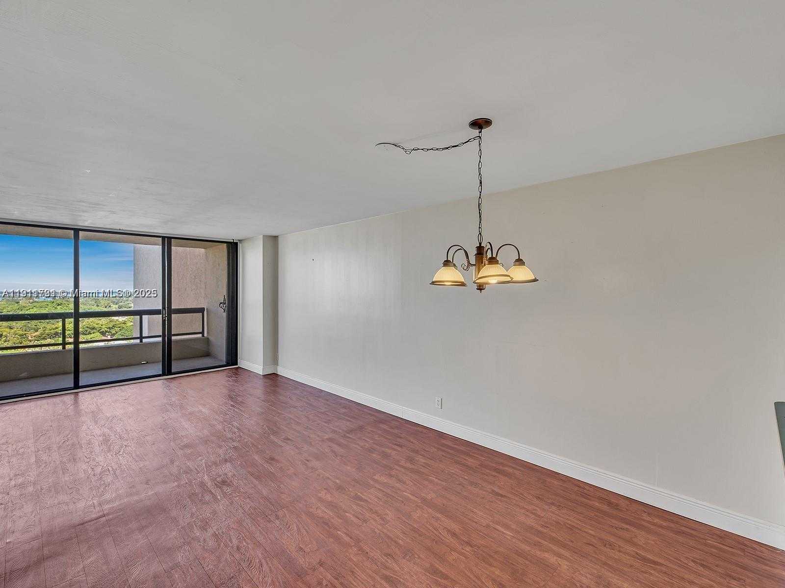 Small Image of 2555 COLLINS AVE #1604, Miami Beach Number 4