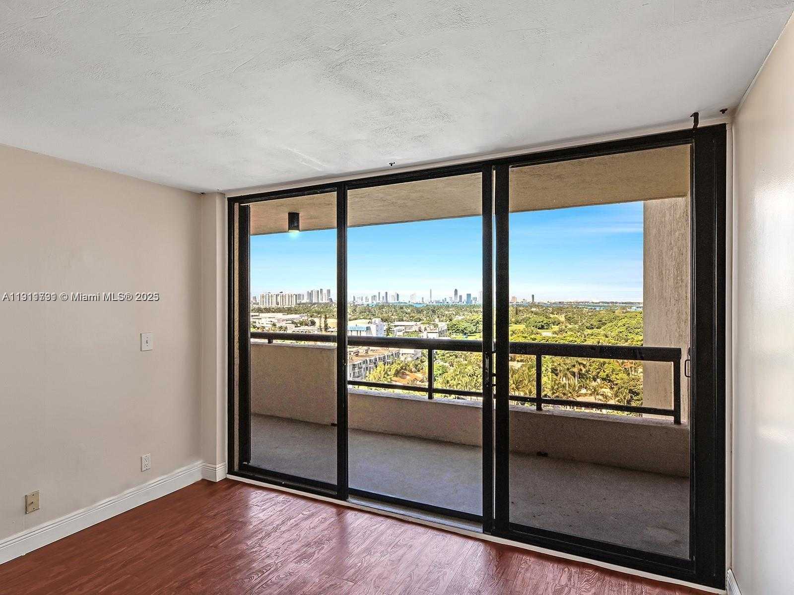 Small Image of 2555 COLLINS AVE #1604, Miami Beach Number 8