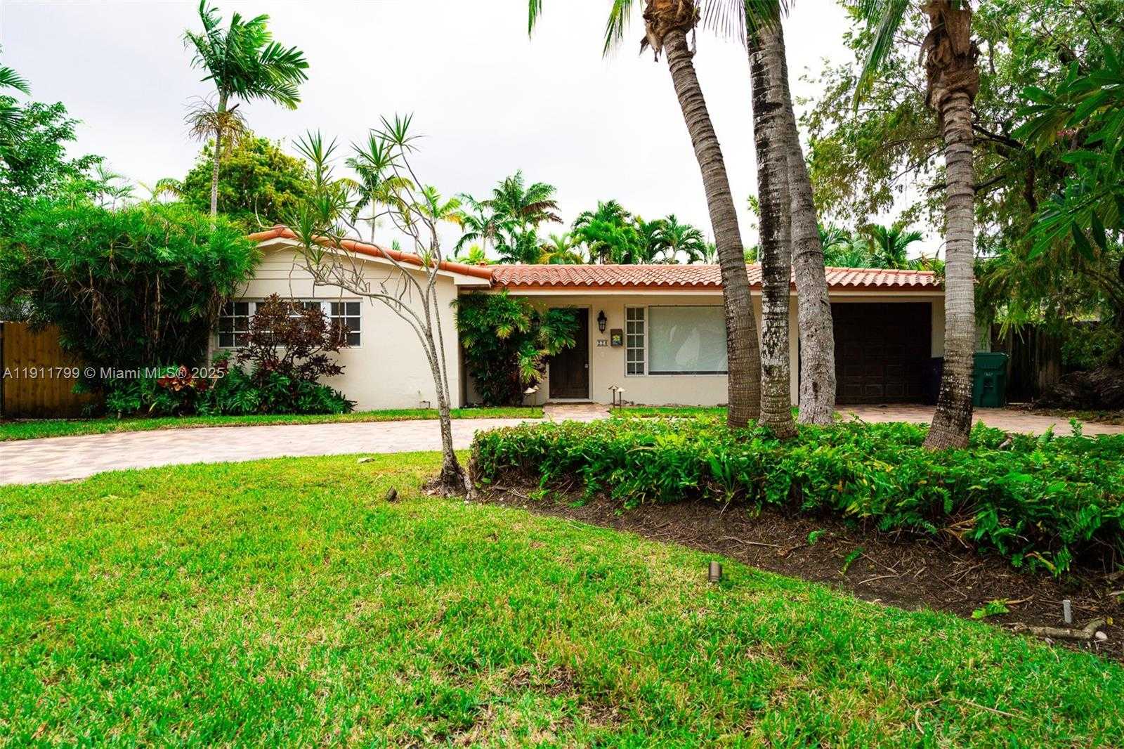 Small Image of 220 BUTTONWOOD DR, Key Biscayne Number 2