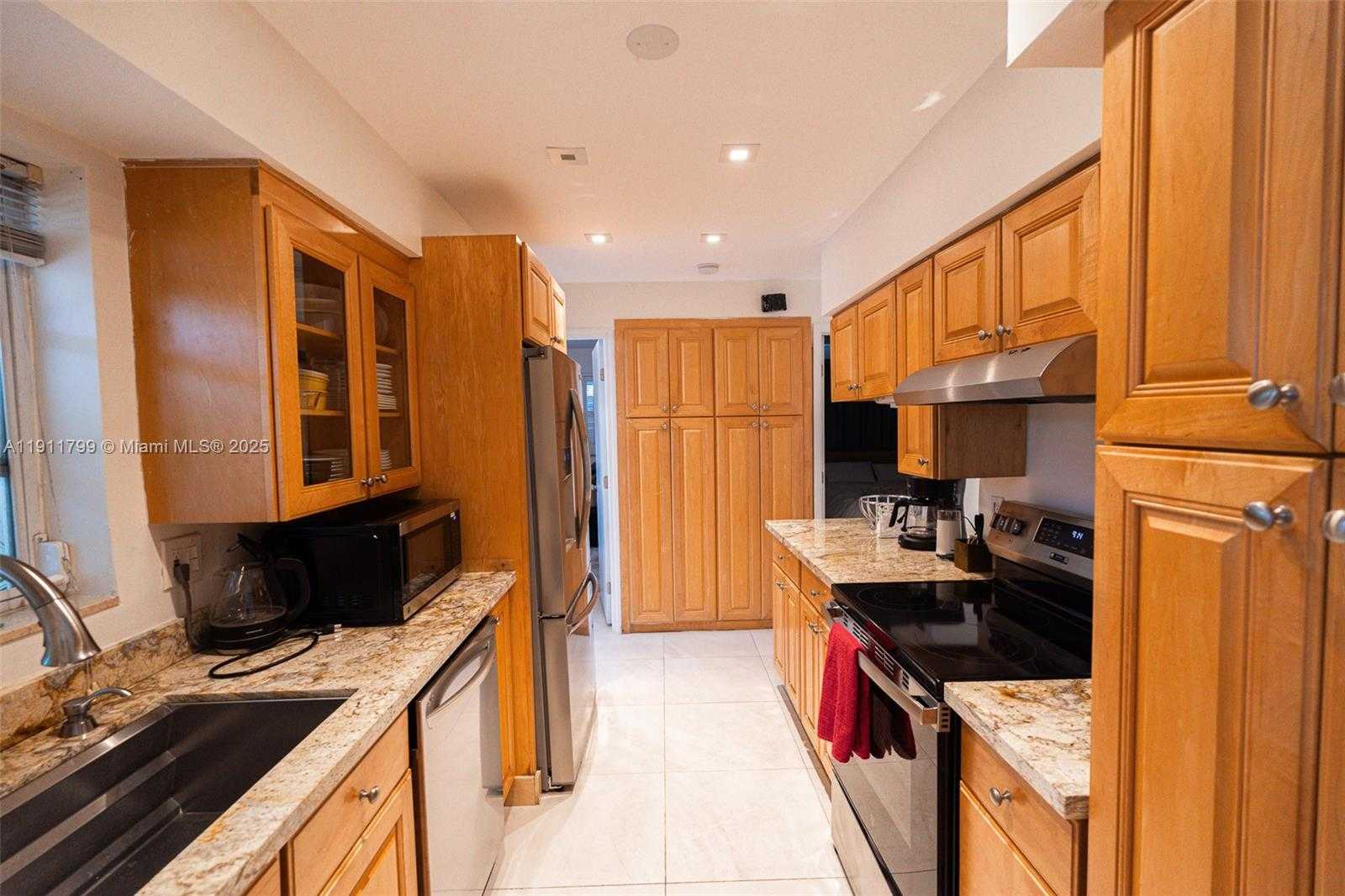 Small Image of 220 BUTTONWOOD DR, Key Biscayne Number 3