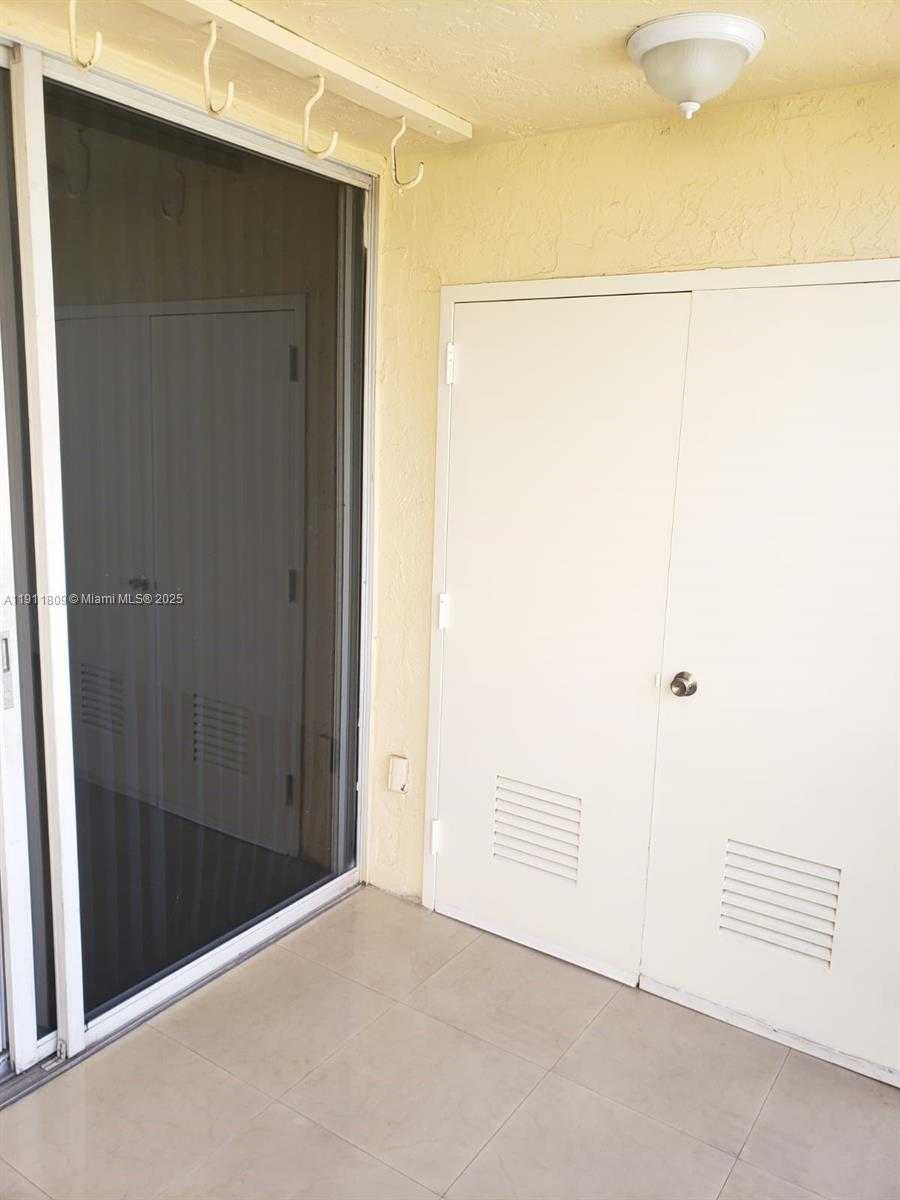 Small Image of 8205 LAKE DR #402, Doral Number 11