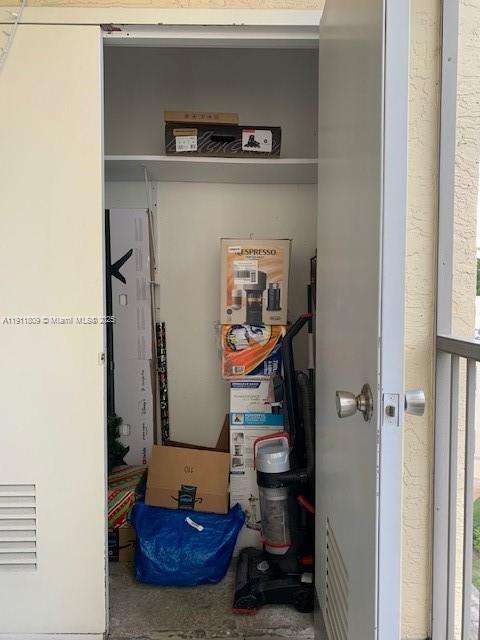 Small Image of 8205 LAKE DR #402, Doral Number 12