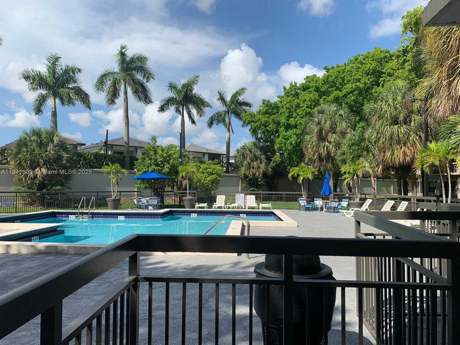 Small Image of 8205 LAKE DR #402, Doral Number 13