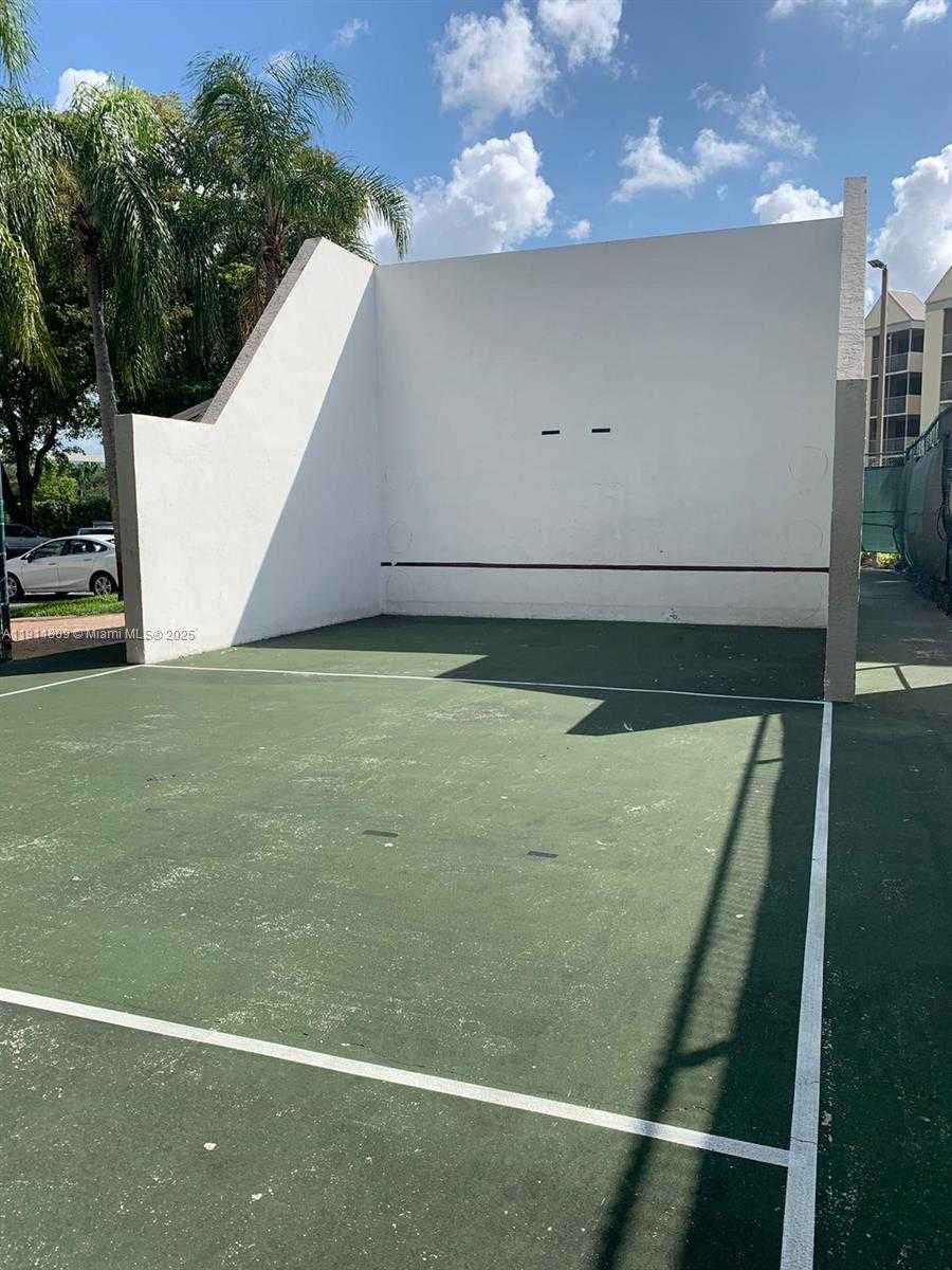 Small Image of 8205 LAKE DR #402, Doral Number 16