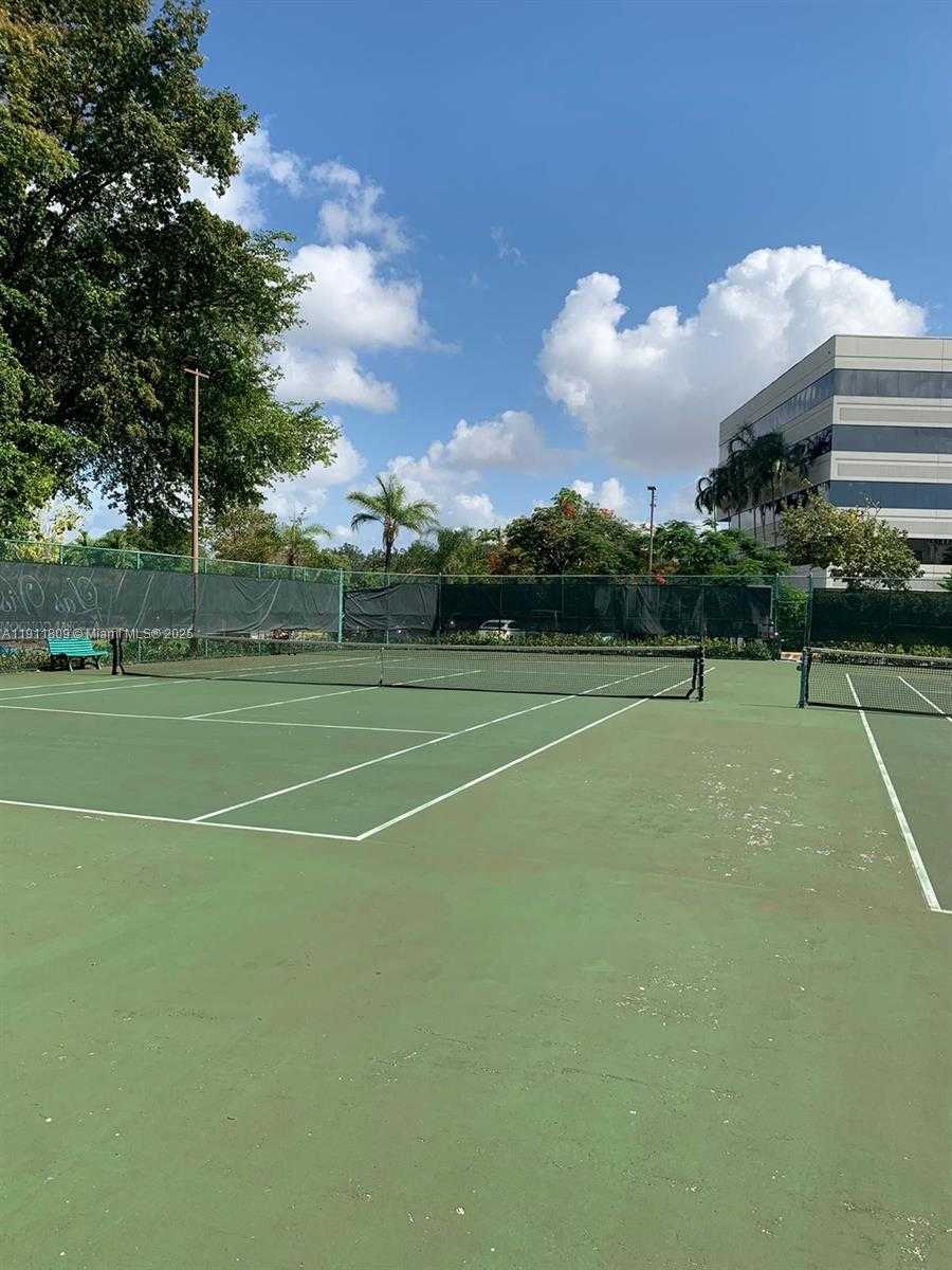 Small Image of 8205 LAKE DR #402, Doral Number 17