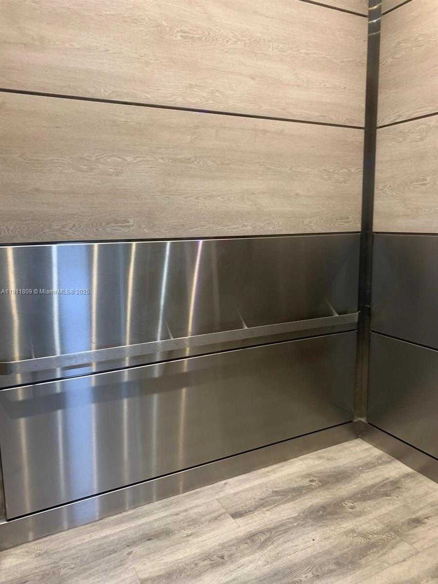 Small Image of 8205 LAKE DR #402, Doral Number 3