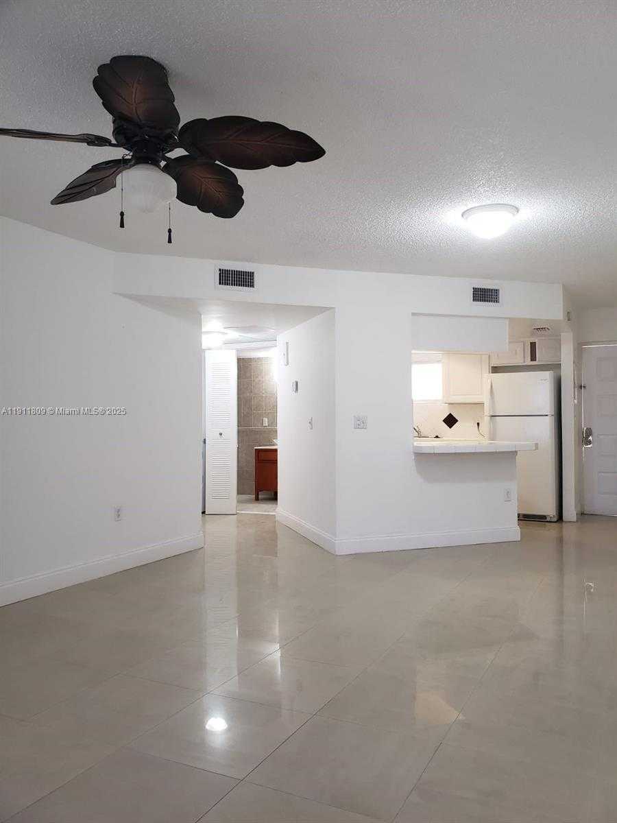 Small Image of 8205 LAKE DR #402, Doral Number 5