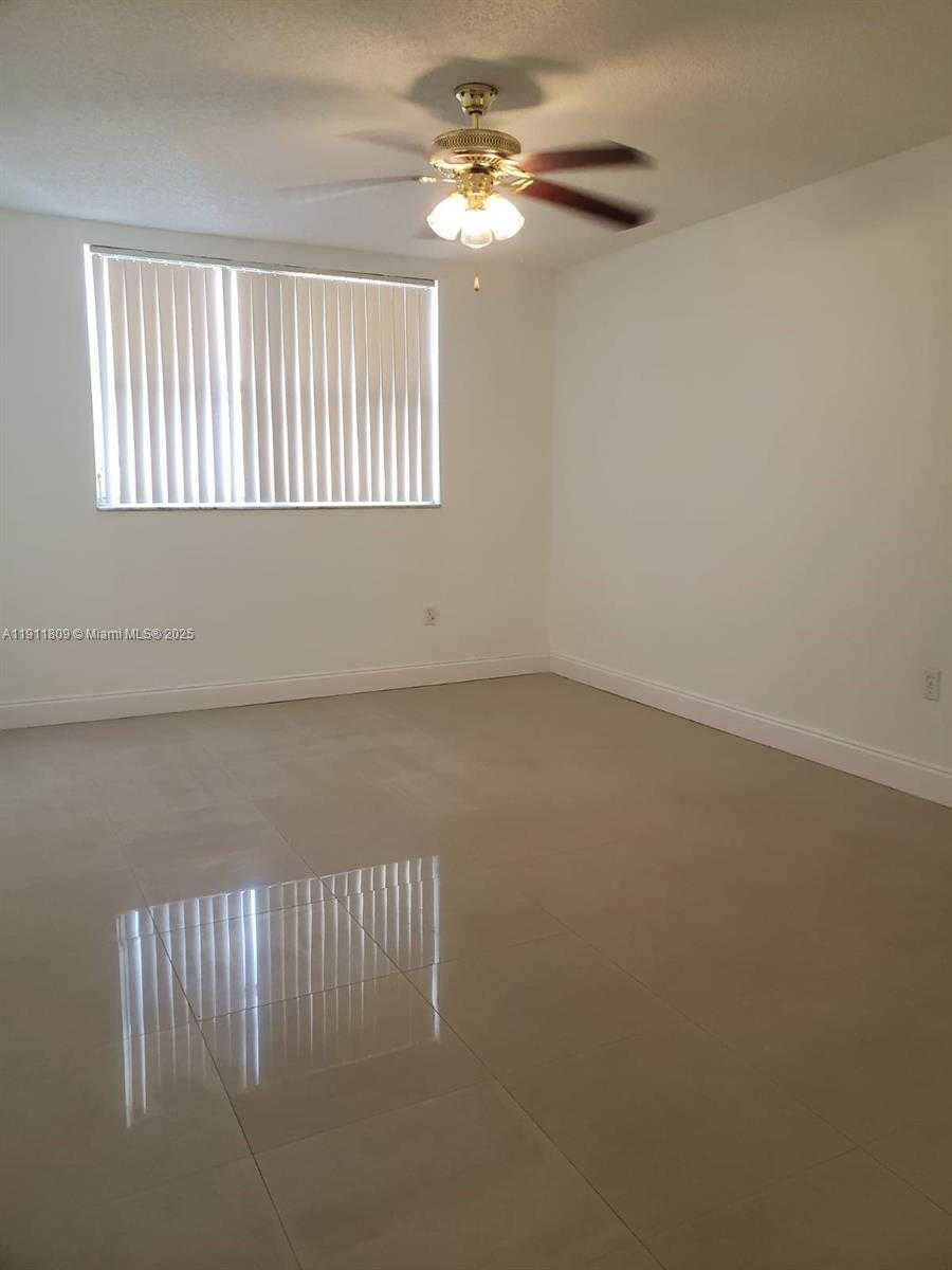 Small Image of 8205 LAKE DR #402, Doral Number 6