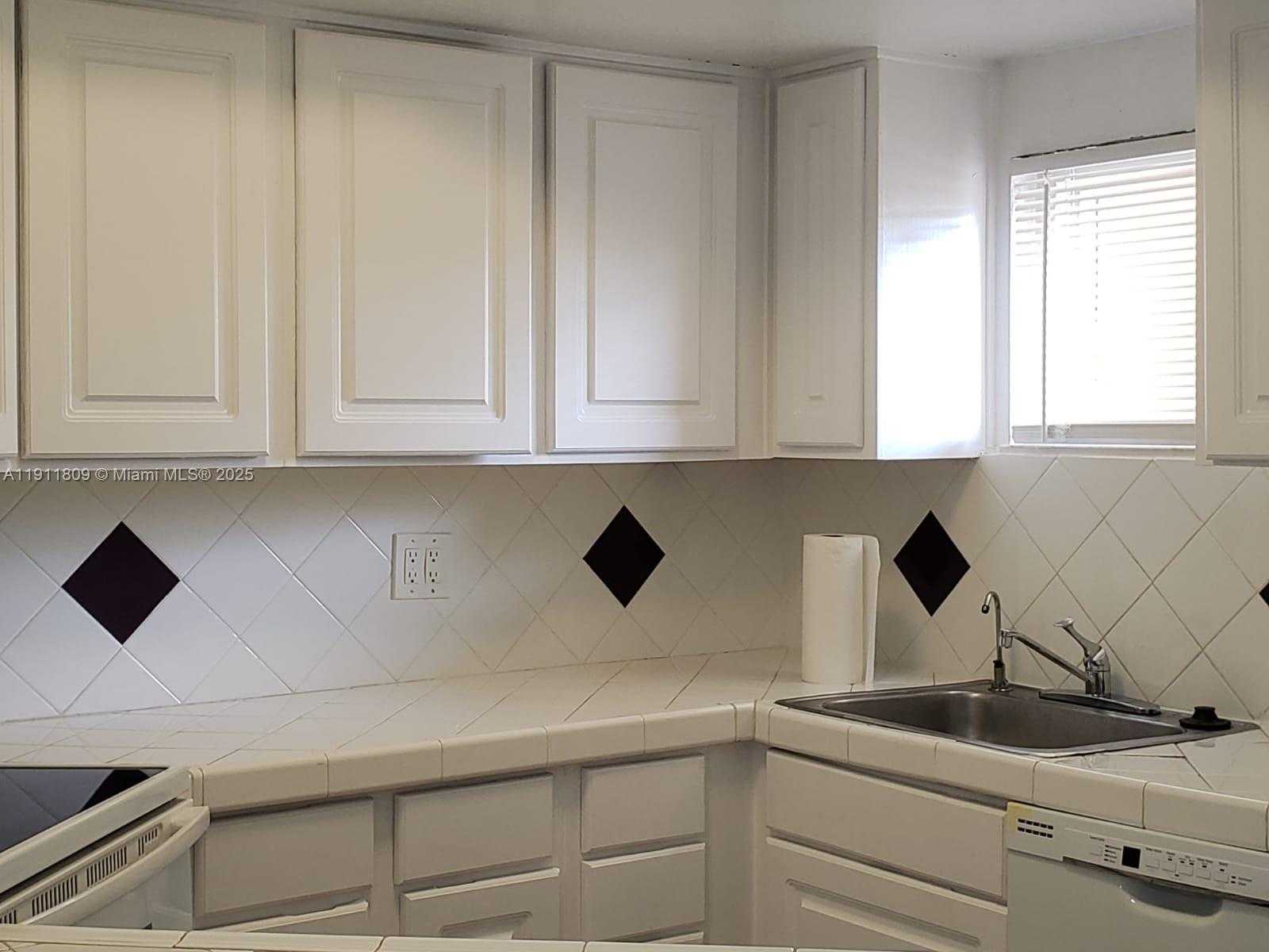 Small Image of 8205 LAKE DR #402, Doral Number 7