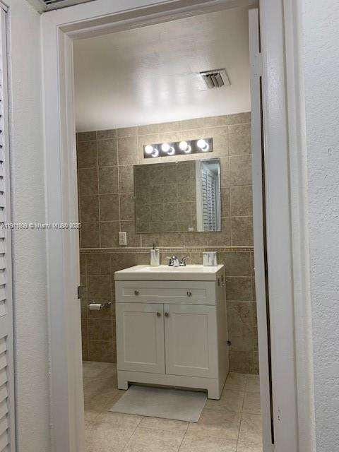 Small Image of 8205 LAKE DR #402, Doral Number 9
