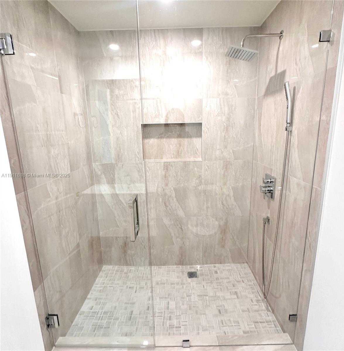 Small Image of 300 SOUTH POINTE DR #704, Miami Beach Number 14