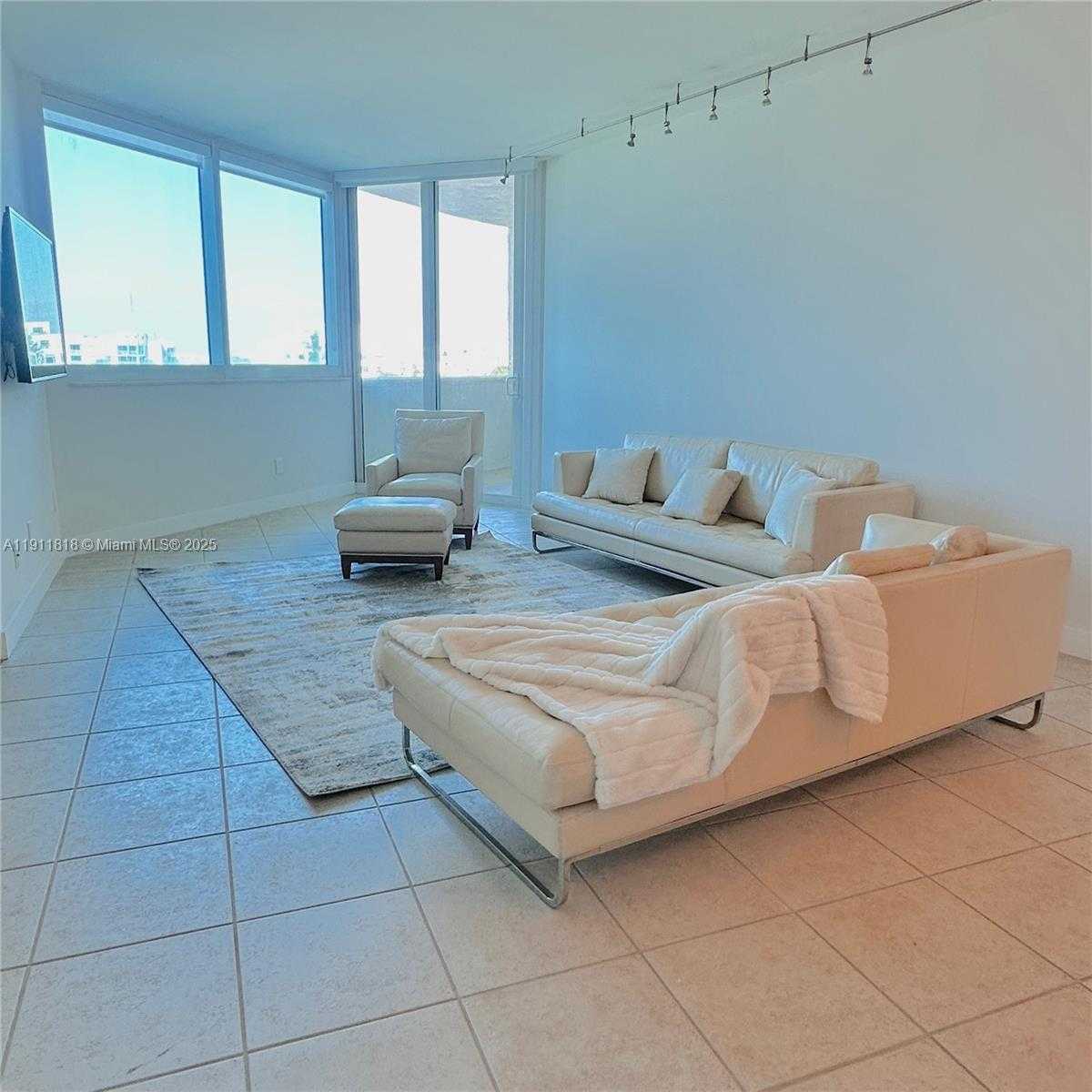 Small Image of 300 SOUTH POINTE DR #704, Miami Beach Number 2