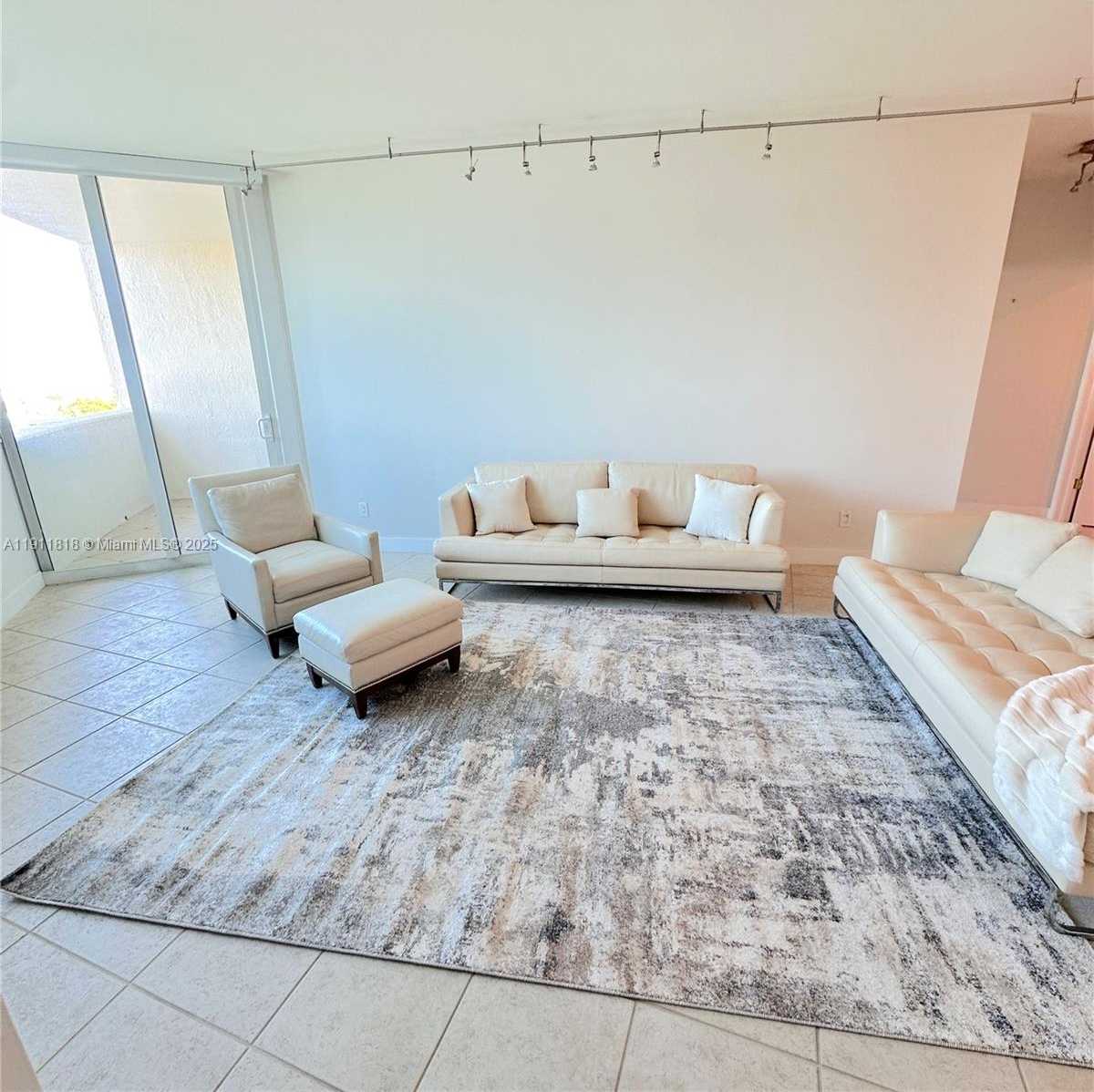 Small Image of 300 SOUTH POINTE DR #704, Miami Beach Number 4