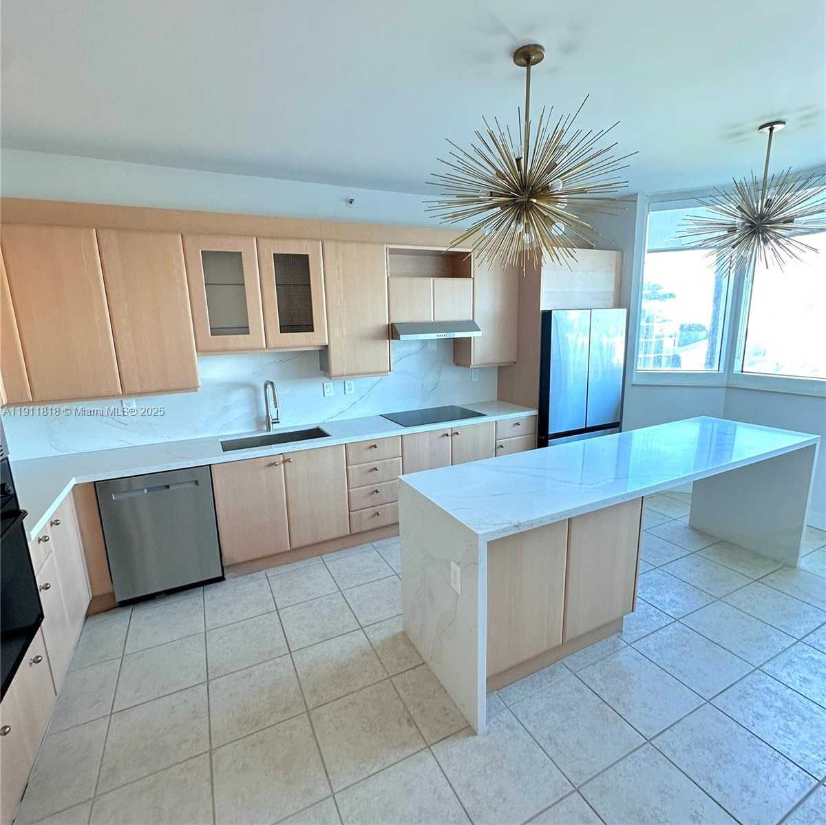Small Image of 300 SOUTH POINTE DR #704, Miami Beach Number 5