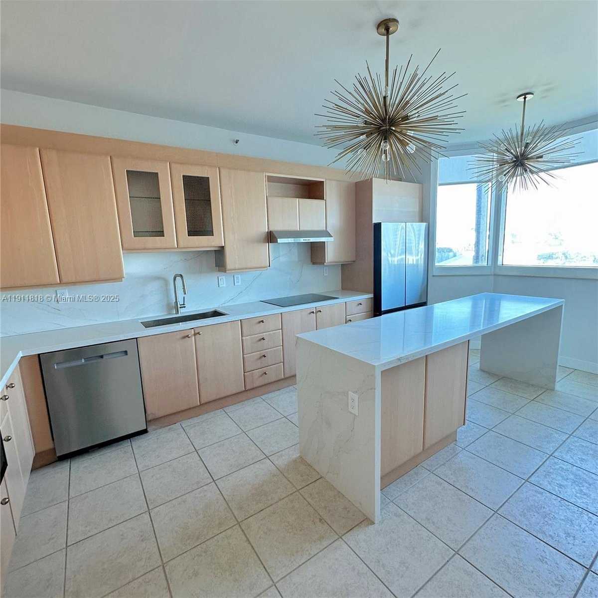 Small Image of 300 SOUTH POINTE DR #704, Miami Beach Number 6