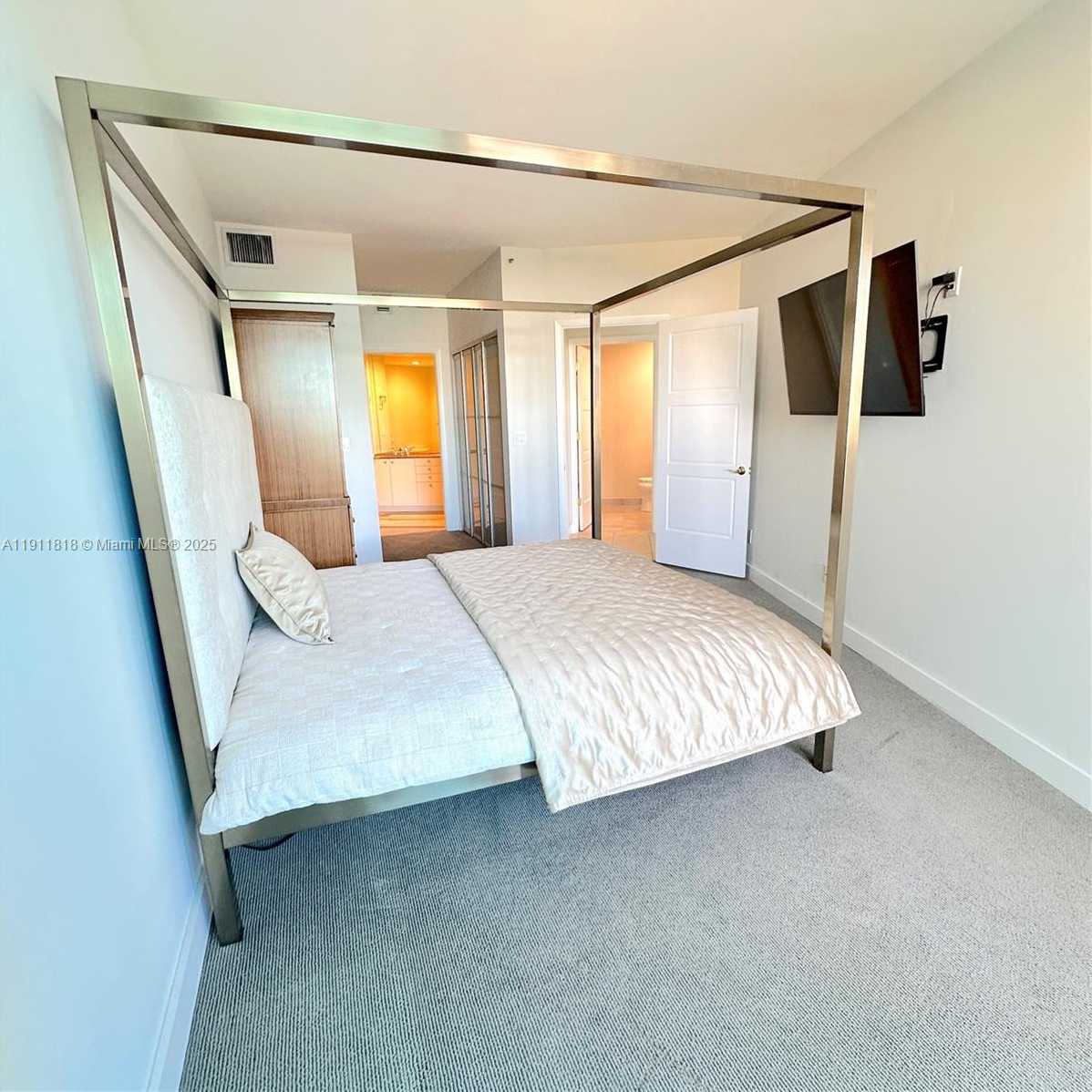 Small Image of 300 SOUTH POINTE DR #704, Miami Beach Number 7