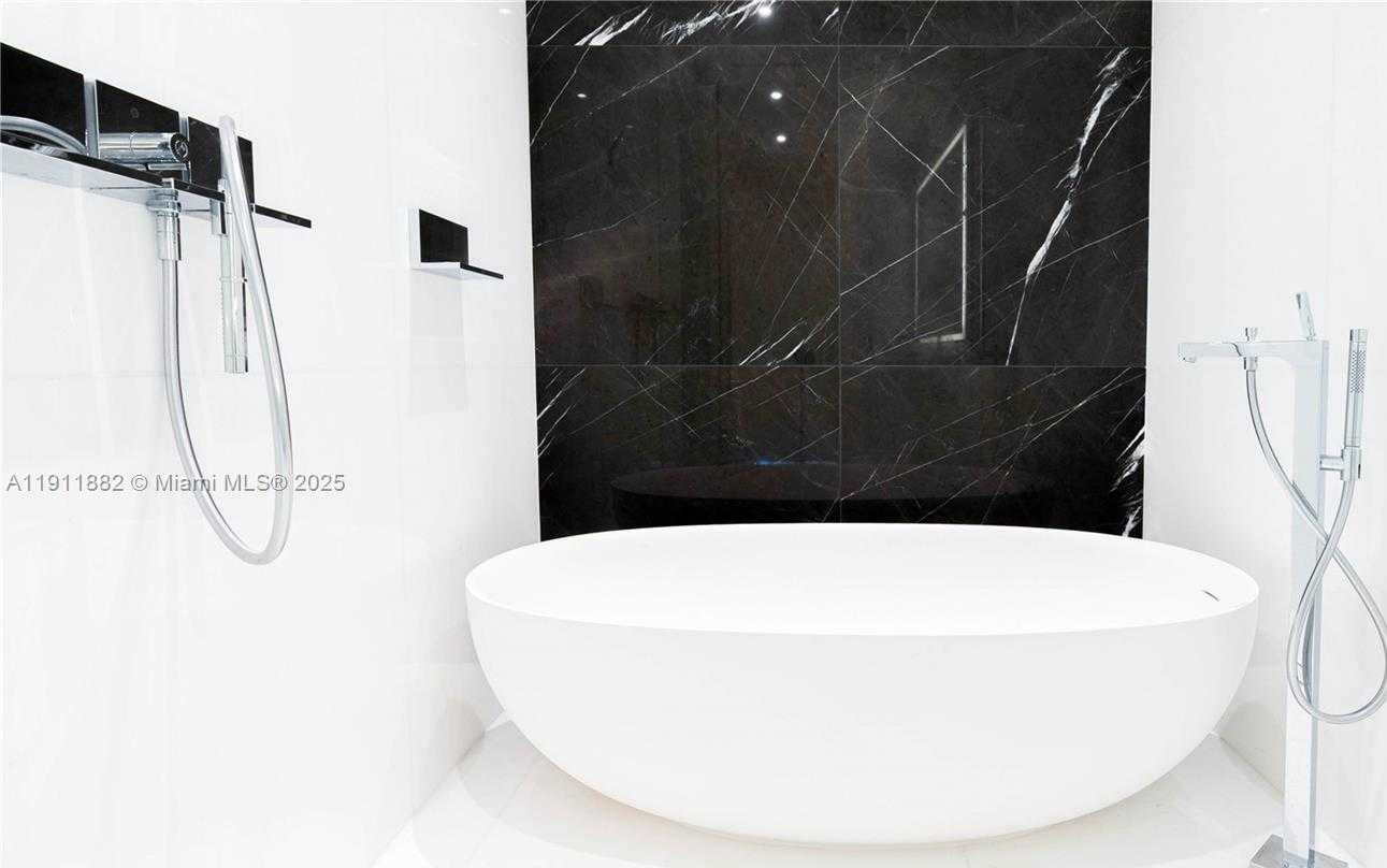 Small Image of 300 BISCAYNE BOULEVARD WAY #503C, Miami Number 23