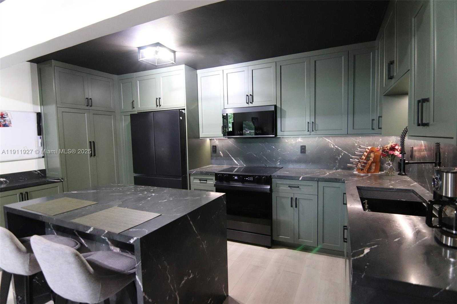 Small Image of 6801 INDIAN CREEK DR #201, Miami Beach Number 4