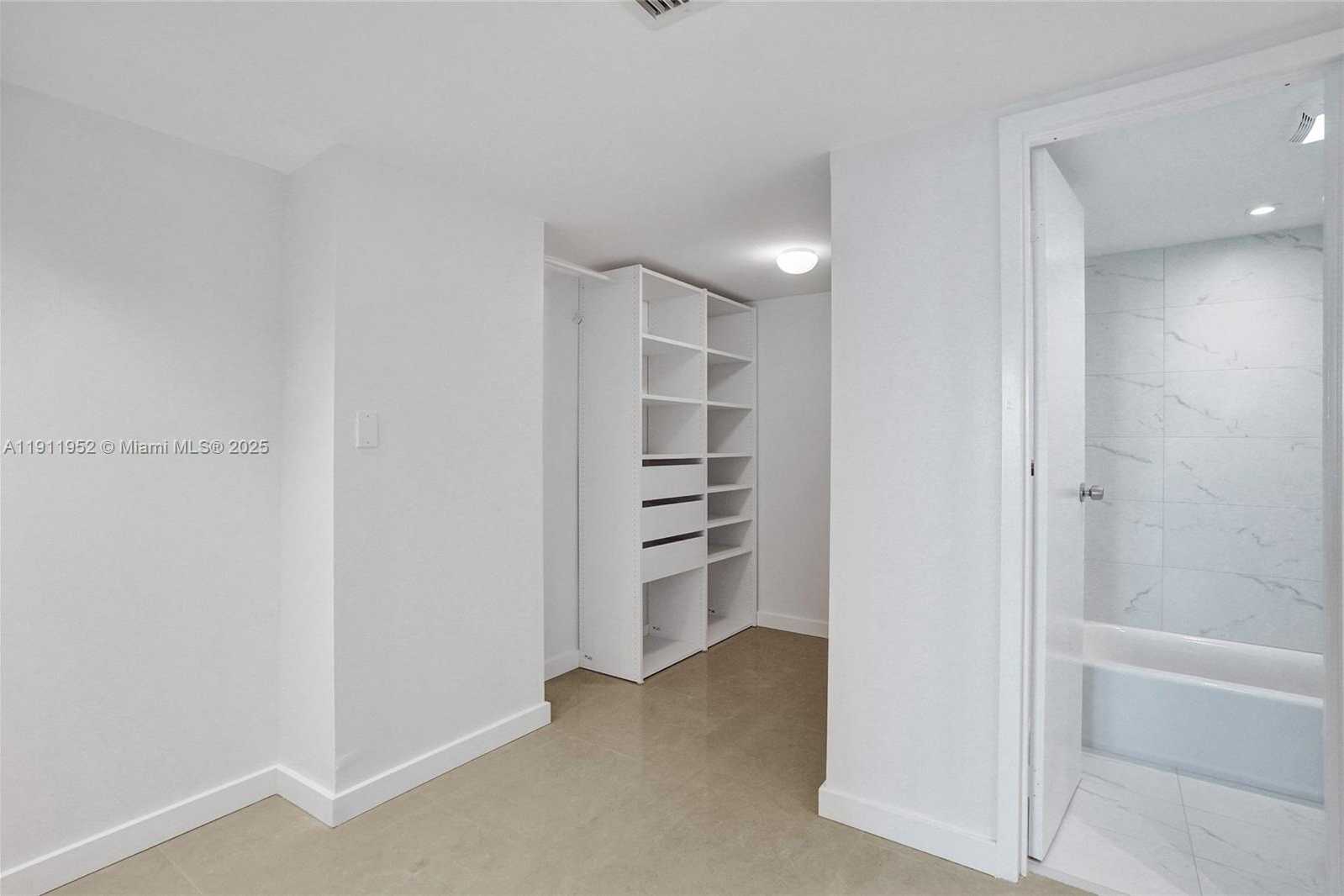 Small Image of 100 BAYVIEW DR #2121, Sunny Isles Beach Number 17