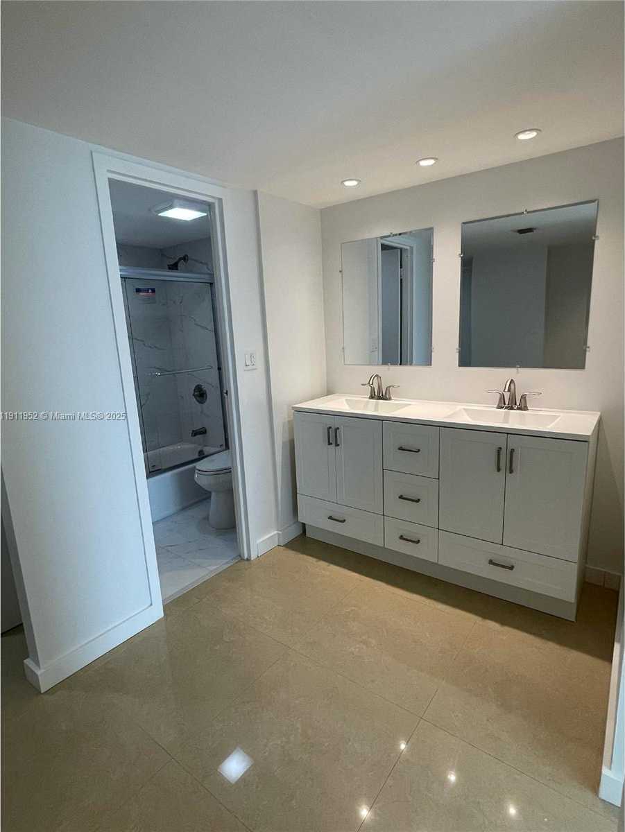 Small Image of 100 BAYVIEW DR #2121, Sunny Isles Beach Number 20