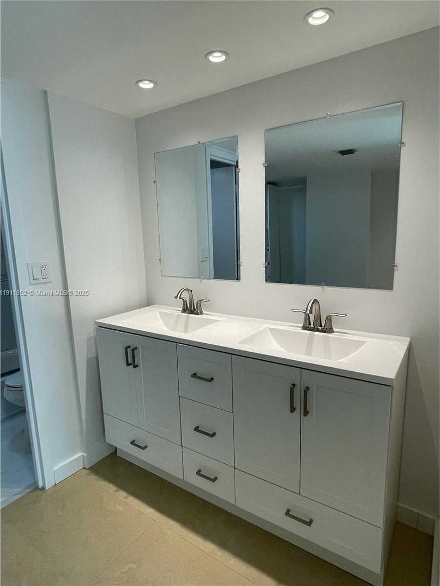 Small Image of 100 BAYVIEW DR #2121, Sunny Isles Beach Number 21