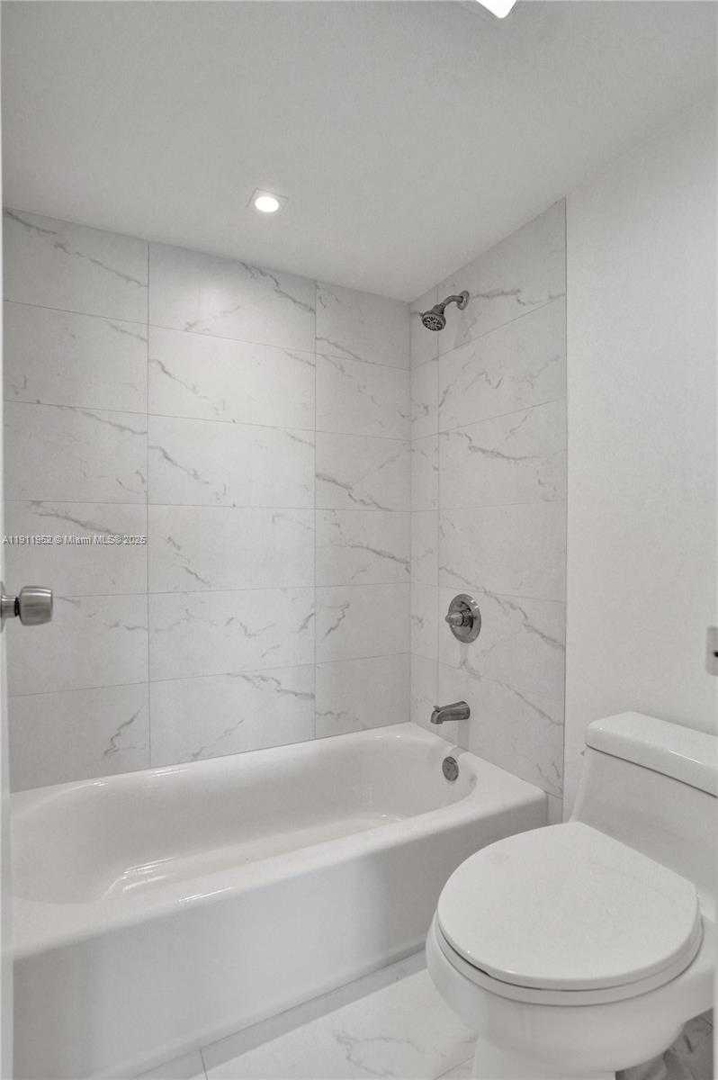 Small Image of 100 BAYVIEW DR #2121, Sunny Isles Beach Number 22