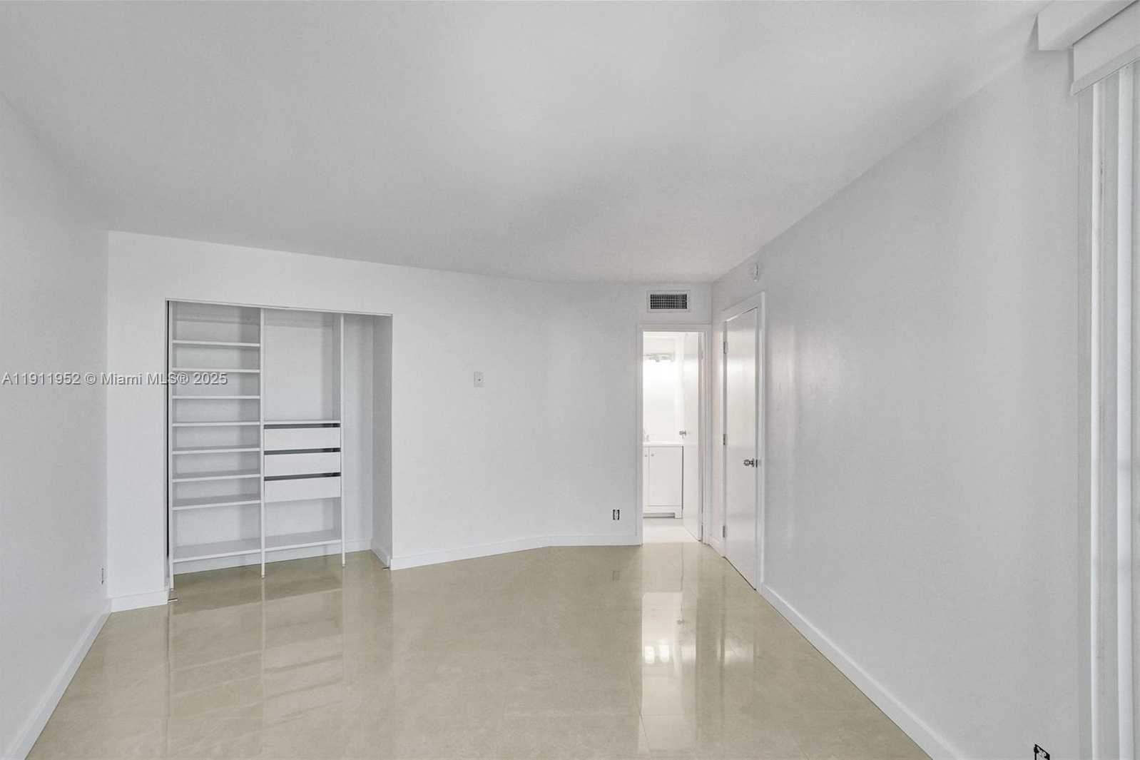 Small Image of 100 BAYVIEW DR #2121, Sunny Isles Beach Number 25