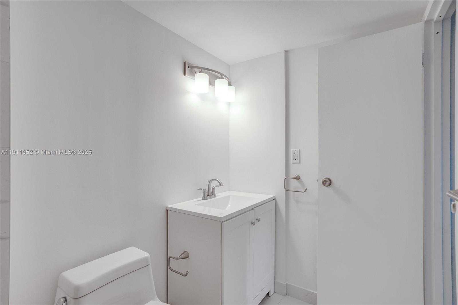Small Image of 100 BAYVIEW DR #2121, Sunny Isles Beach Number 27