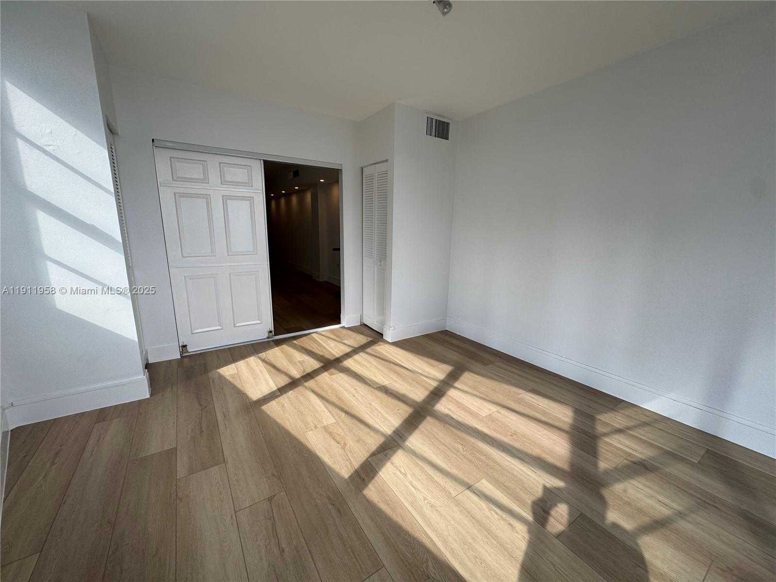 Small Image of 999 BRICKELL BAY DR #801, Miami Number 14