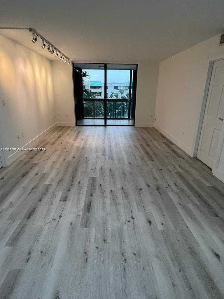 Small Image of 2333 BRICKELL AVE #307, Miami Number 4