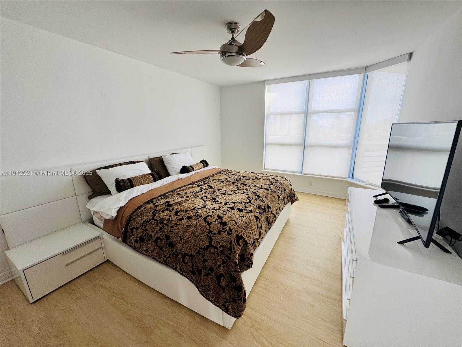 Small Image of 3530 MYSTIC POINTE DR #3111, Aventura Number 13