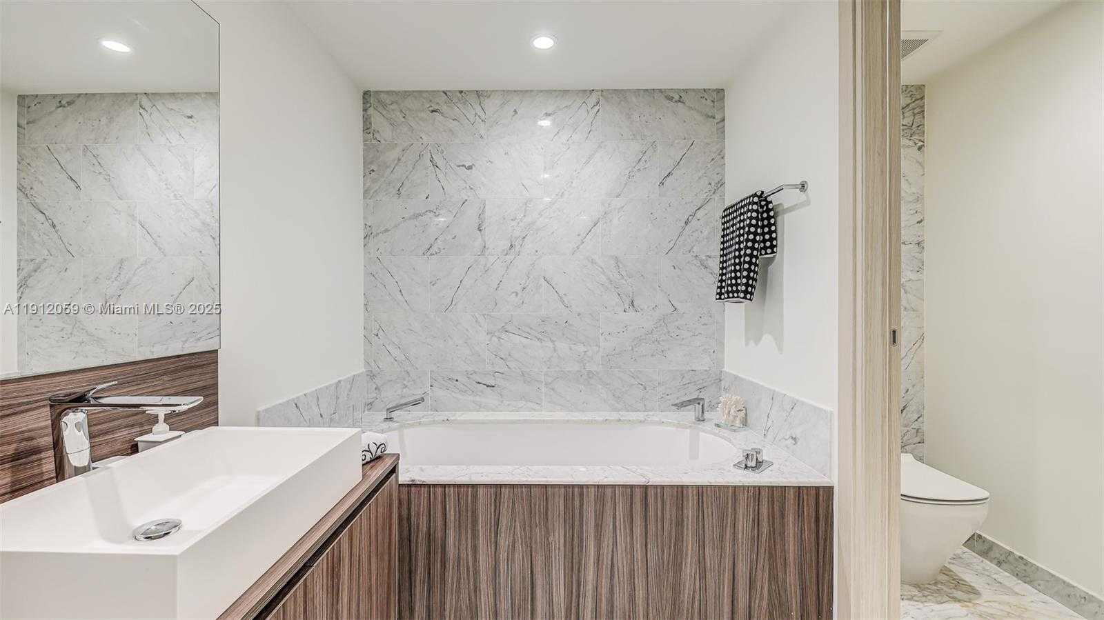 Small Image of 1000 BRICKELL PLZ #3002, Miami Number 33